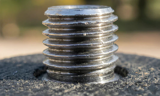 Gros plan sur la vis de fixation 1 quart de pouce d un trepied photo avec indication de son nom