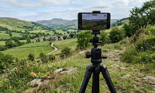 Differents trepieds telephoniques utilises avec des smartphones en mode portrait et en mode paysage