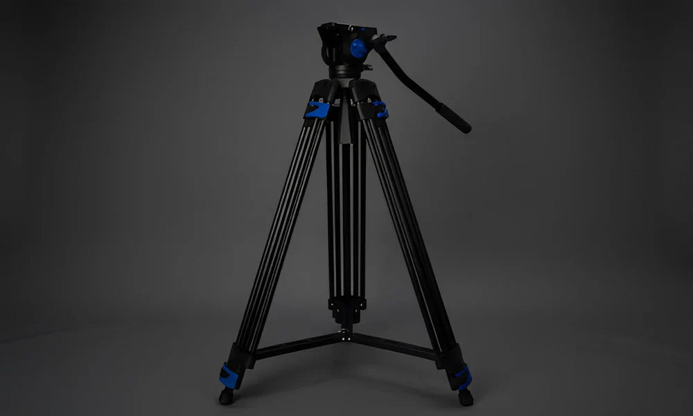 Trepied photo professionnel en carbone avec tete fluide illustrant la qualite et le cout des modeles pros