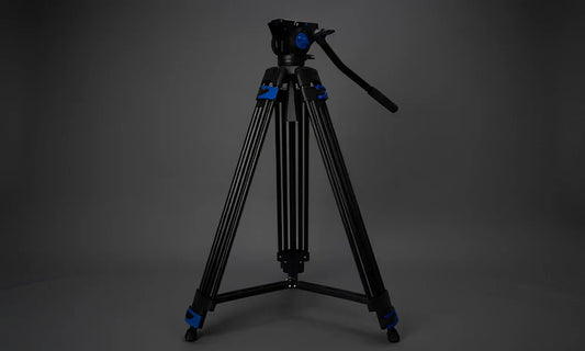 Trepied photo professionnel en carbone avec tete fluide illustrant la qualite et le cout des modeles pros