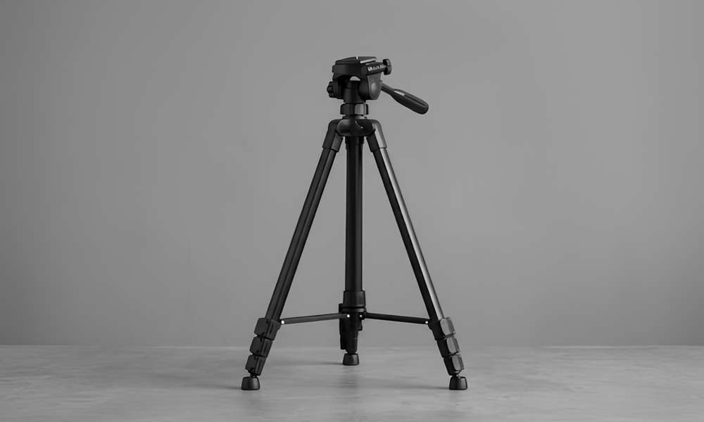 Trepied deploye avec appareil photo illustrant le but principal stabiliser et cadrer avec precision