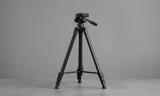 Trepied deploye avec appareil photo illustrant le but principal stabiliser et cadrer avec precision