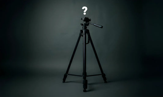 Trépied photo ouvert sur fond blanc pour illustrer ce qu'est un trépied