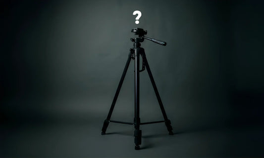 Trépied photo ouvert sur fond blanc pour illustrer ce qu'est un trépied