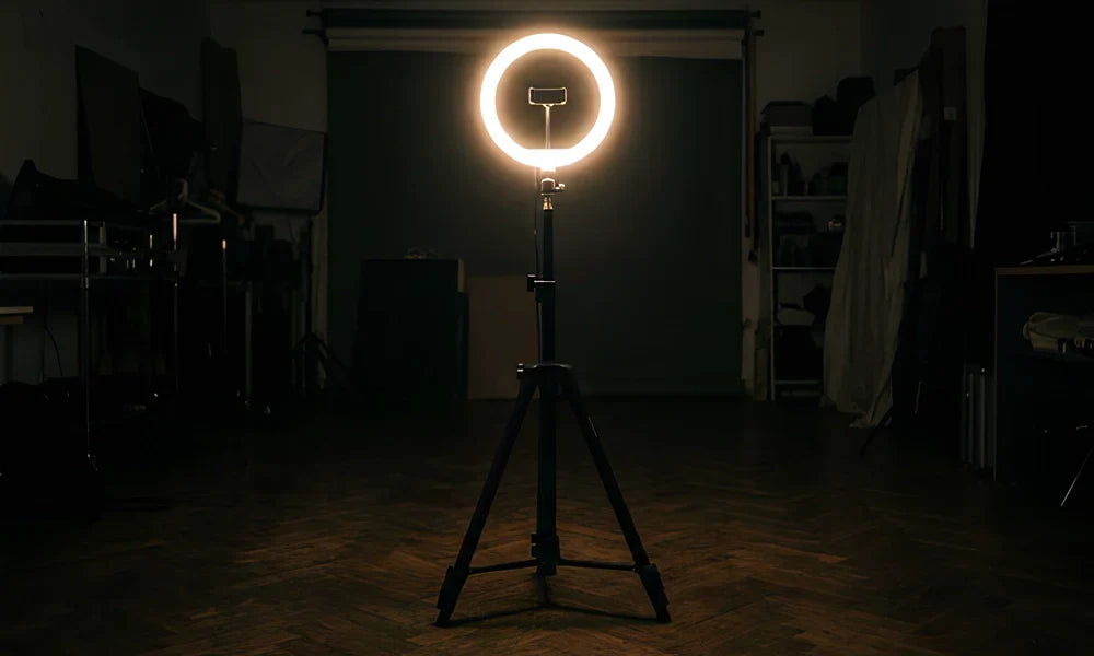Anneau lumineux fixé sur un trépied pour des photos ou vidéos bien éclairées