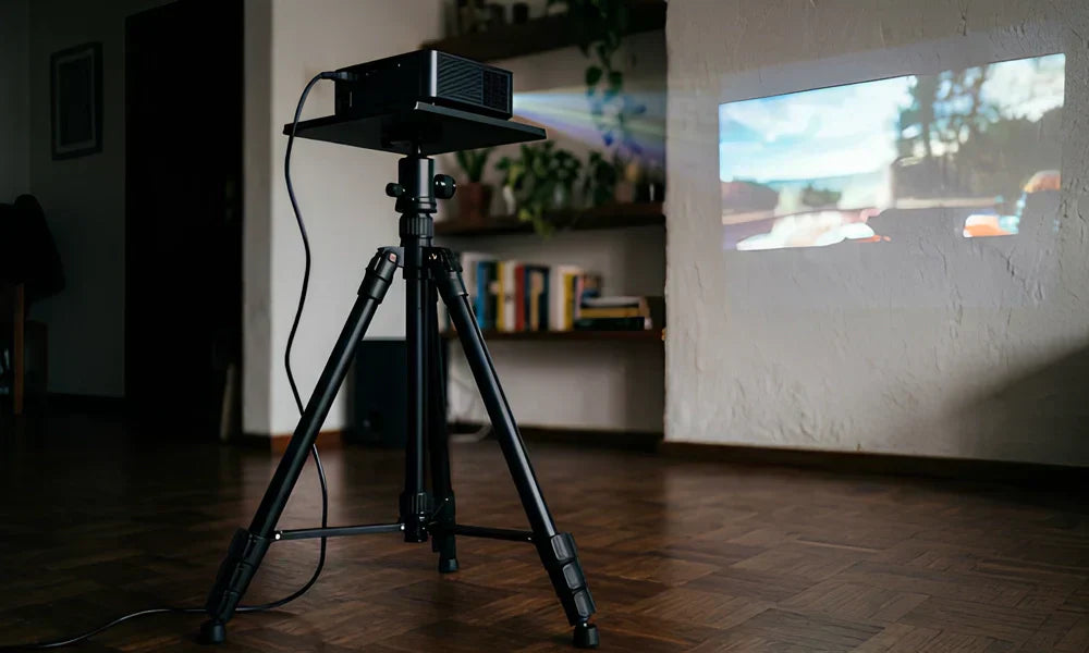 Vidéoprojecteur fixé sur un trépied réglable pour une projection murale