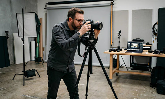 Photographe professionnel en reportage avec un trépied robuste sur le terrain