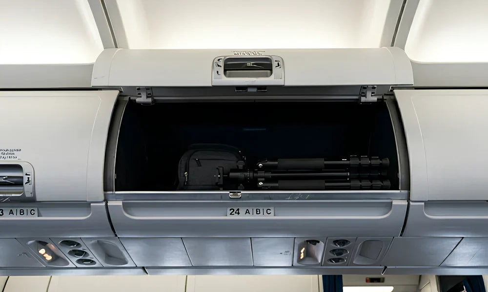 Trépied photo compact rangé dans un sac cabine pour voyage en avion