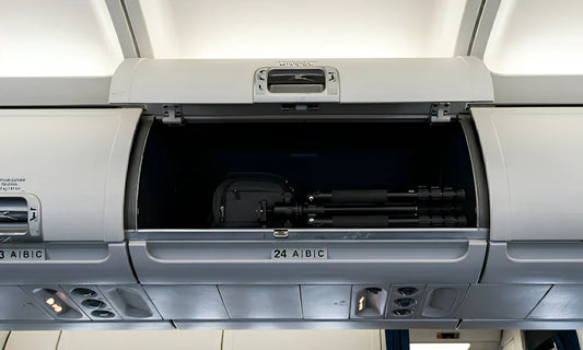 Trépied photo compact rangé dans un sac cabine pour voyage en avion