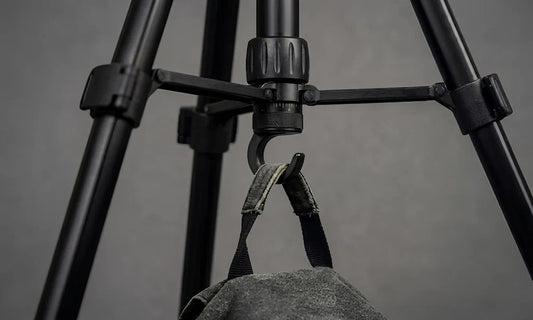 Trépied supportant un appareil photo reflex chargé avec objectif