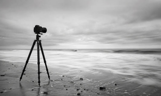Trépied photo installé en bord de mer pour photographier un paysage marin