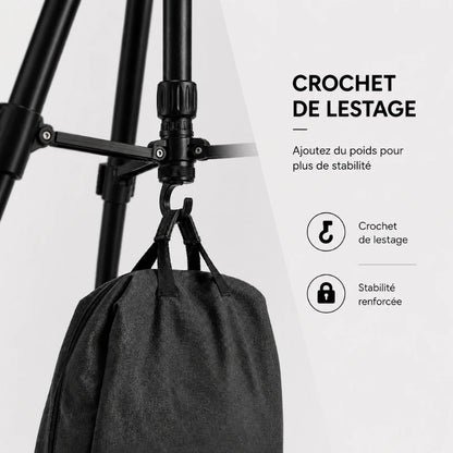 Gros plan crochet de lestage trépied robuste noir avec sac suspendu - infographie crochet de lestage pour plus de stabilité renforcée