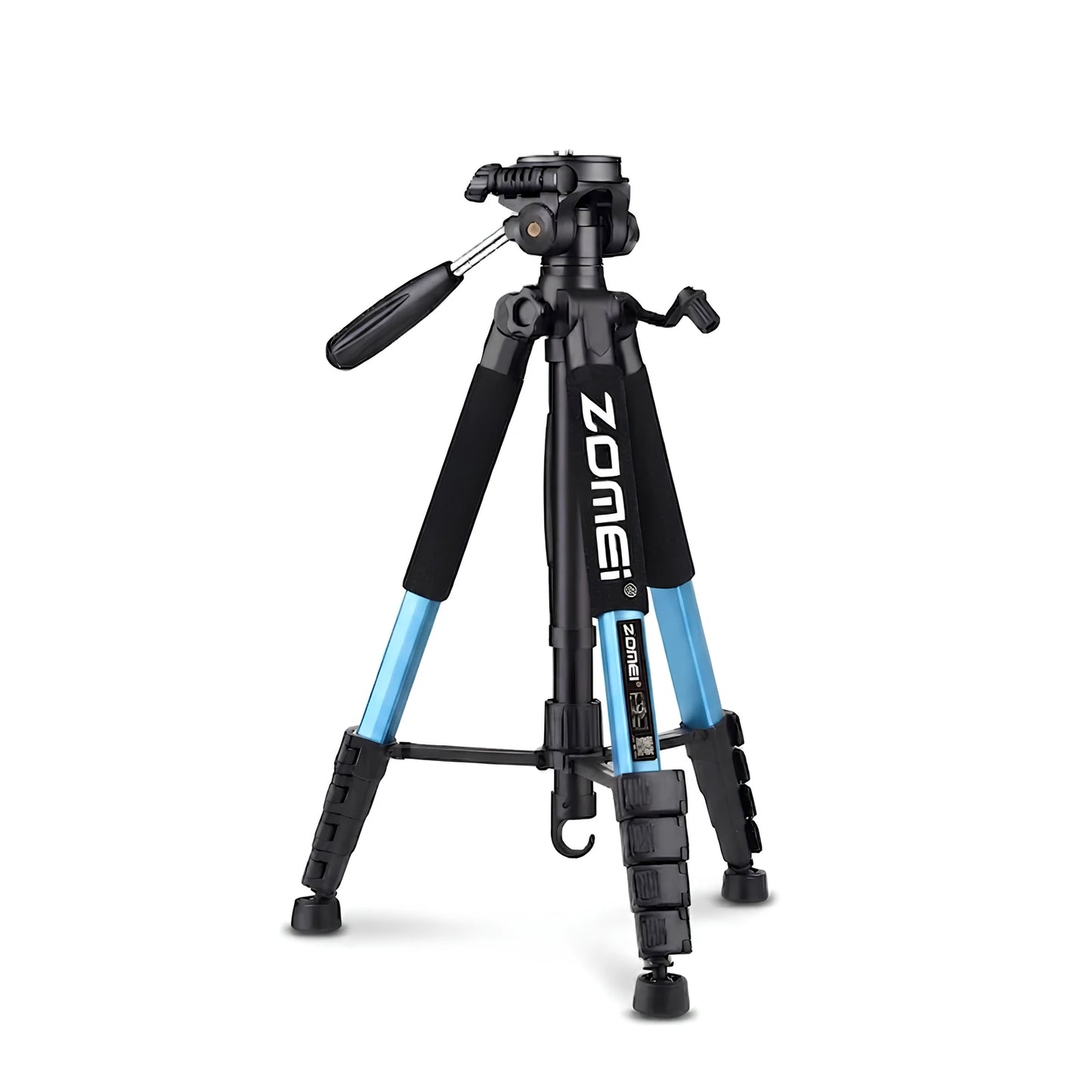 Trépied Zomei bleu et noir en position basse, tête panoramique 3 voies noire avec double levier, grips mousse noirs sur les jambes bleues, vue trois quarts sur fond blanc