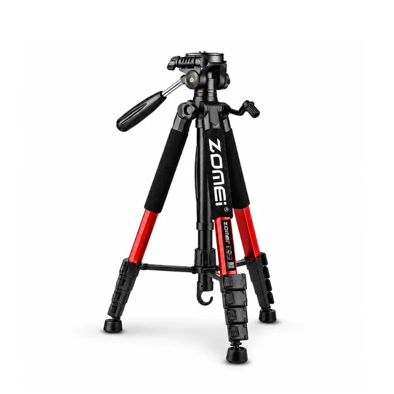 Trépied Zomei rouge et noir en position basse, tête panoramique 3 voies noire avec levier, grips mousse noirs sur les jambes rouges, vue trois quarts sur fond blanc