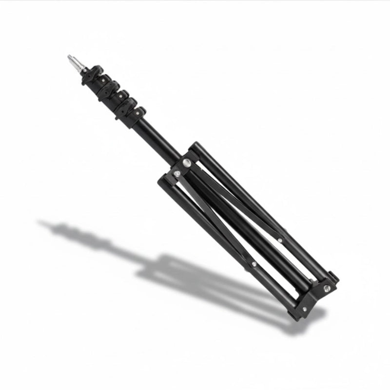 Trépied lumière noir plié sur fond blanc