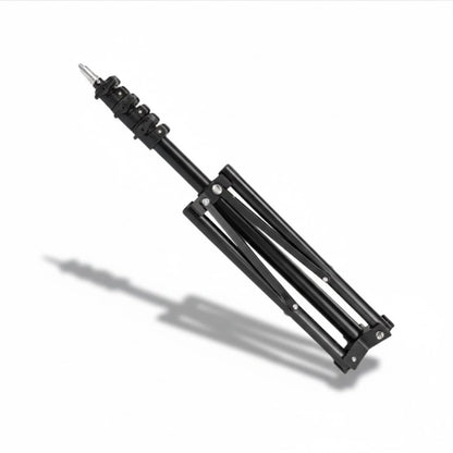 Trépied lumière noir plié sur fond blanc