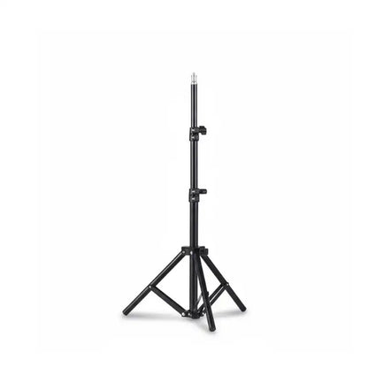 Trépied vidéoprojecteur noir 160 cm entierement déployé, tige télescopique noire avec verrous et trois pieds triangulaires, sur fond blanc
