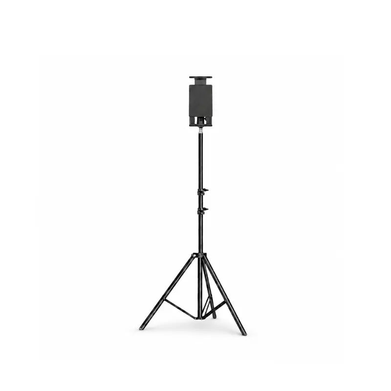 Trépied pour tablette noir extensible 160 cm, support tablette noir avec pinces laterales en haut, tige télescopique noire et trois pieds déployés, sur fond blanc
