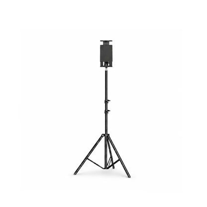 Trépied pour tablette noir extensible 160 cm, support tablette noir avec pinces laterales en haut, tige télescopique noire et trois pieds déployés, sur fond blanc