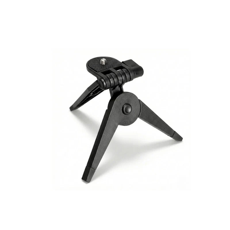 Mini trépied adaptateur pliable noir 16 cm avec plaque de fixation vis standard, trois pieds plats déployés en forme de tripode, vue en angle sur fond blanc