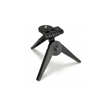 Mini trépied adaptateur pliable noir 16 cm avec plaque de fixation vis standard, trois pieds plats déployés en forme de tripode, vue en angle sur fond blanc