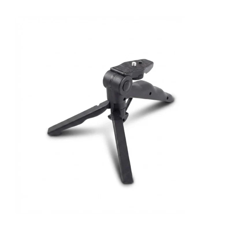 Mini trépied téléphone pliable noir 16 cm avec plaque de fixation en haut et trois pieds plats déployés en etoile, vue en angle sur fond blanc