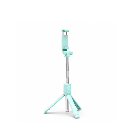 Mini trépied perche selfie turquoise 70 cm extensible avec support téléphone turquoise en haut, tige télescopique argentée, trois pieds déployés, sur fond blanc