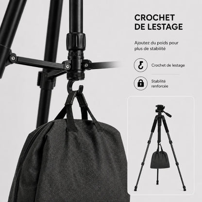 Gros plan crochet de lestage du trépied noir avec sac à dos gris suspendu en bas pour stabilité renforcée