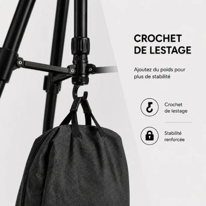 Gros plan crochet de lestage trépied noir avec sac suspendu - infographie crochet de lestage pour plus de stabilité renforcée