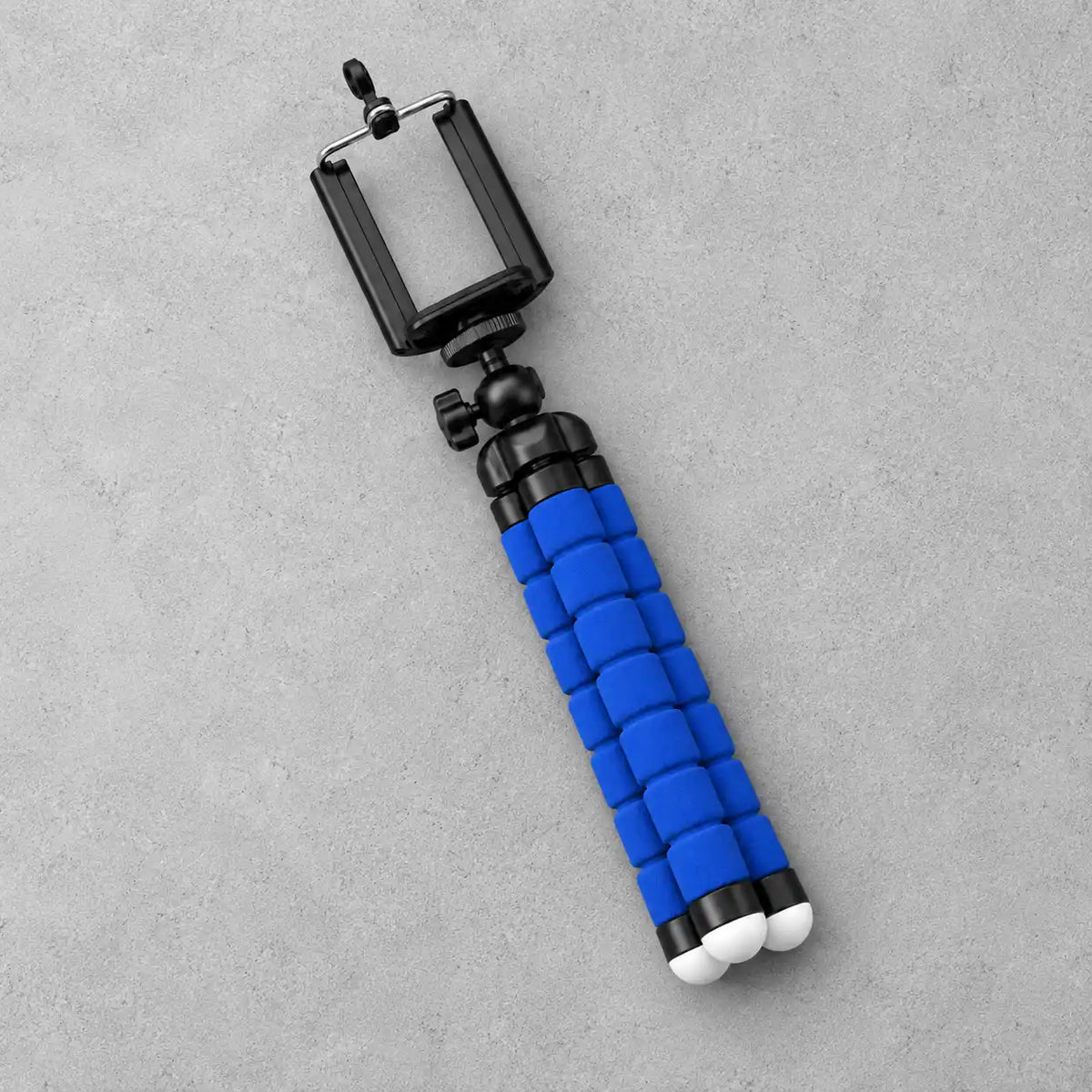 Trépied Flexible Bleu - mise en situation du trépied pour téléphone, iPhone & Android, Pieds Flexibles & Déclencheur Bluetooth