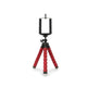Mini trépied flexible rouge avec jambes articulees en mousse rouge et support téléphone noir en haut, rotule à bille noire, sur fond blanc