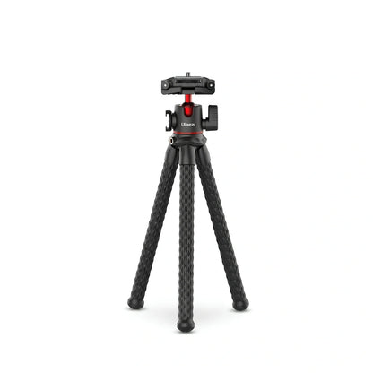 Trépied flexible noir avec trois pieds ondulés texturés et rotule gimbal rouge et noire avec porte-accessoire en haut sur fond blanc