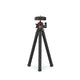 Trépied flexible noir avec trois pieds ondulés texturés et rotule gimbal rouge et noire avec porte-accessoire en haut sur fond blanc