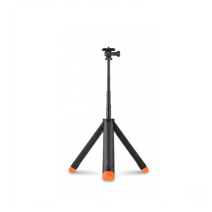 Mini trépied GoPro noir extensible 57 cm avec patins orange en bas, tige télescopique noire et monture GoPro en haut, sur fond blanc
