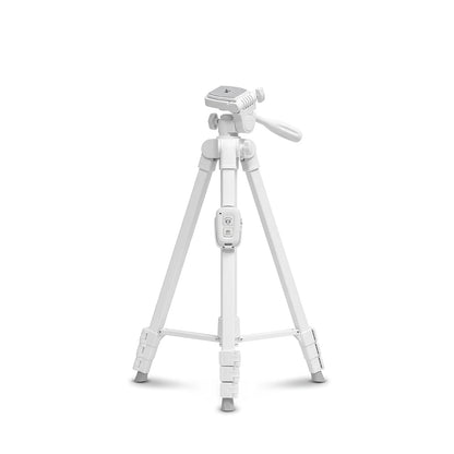Trépied iPhone blanc 152 cm avec tête panoramique 3 voies blanche et levier, télécommande Bluetooth blanche fixée sur la tige, trois pieds blancs déployés, sur fond blanc