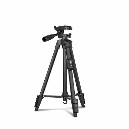 Trépied iPhone noir 152 cm avec tête 3 voies noire et levier, télécommande Bluetooth noire fixée sur la tige, trois pieds déployés avec verrous, sur fond blanc