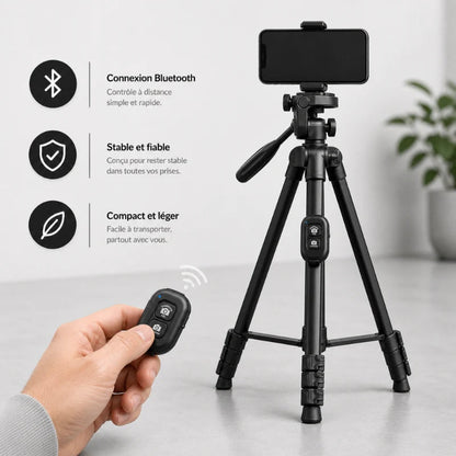 Trépied noir avec smartphone fixé en pince noire et main tenant une télécommande Bluetooth noire - infographie 3 avantages : connexion Bluetooth, stable et fiable, compact et léger