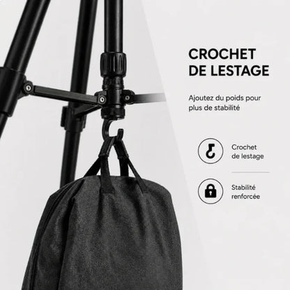 Gros plan crochet de lestage trépied noir avec sac suspendu - infographie crochet de lestage pour plus de stabilité renforcée