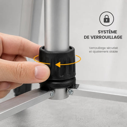 Main serrant le bouton de verrouillage du trepied laser gris