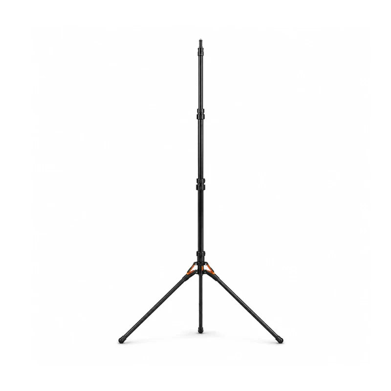 Pied de lumiere noir et orange extensible, tige télescopique noire avec clips orange et trois pieds triangulaires sur fond blanc