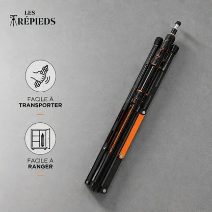 Trépied lumiere noir et orange replié à plat sur fond gris beton - logo Les Trépieds, facile a transporter et ranger