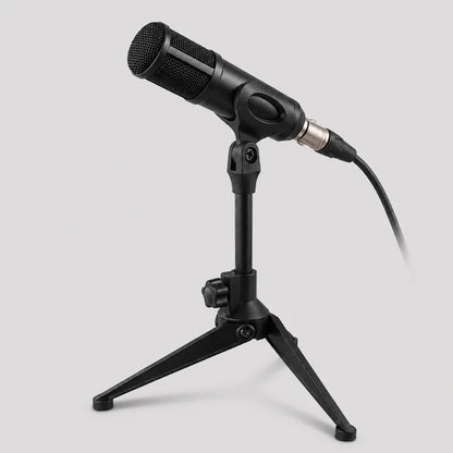 Microphone condensateur noir filaire monté incliné sur trépied de bureau noir, fond gris clair
