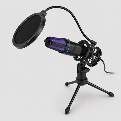 Mini trépied micro noir avec microphone condenser noir et bleu monté en cage suspension et filtre anti-pop incline, vue de côté sur fond gris clair