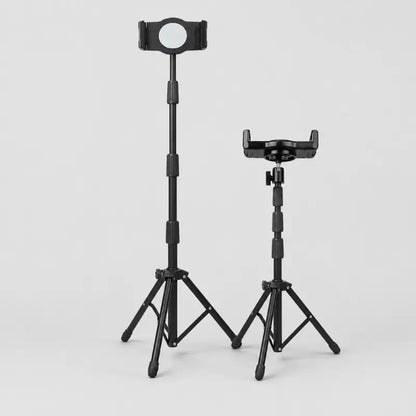 Deux trépieds tablette noirs à hauteurs différentes : grand avec support tablette et petit avec support téléphone, sur fond gris clair