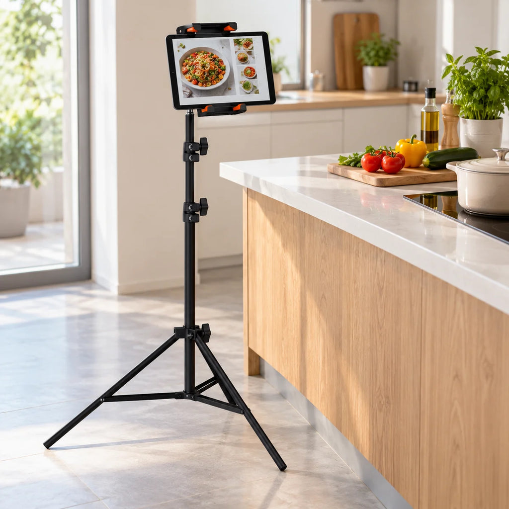 Trépied Tablette 160 CM Pince Rotative Orange - mise en situation en cuisine du trépied pour tablette, iPad & Samsung Galaxy