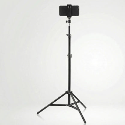 Trépied téléphone noir 160 cm déployé en position haute avec smartphone fixé, vue de côté sur fond gris