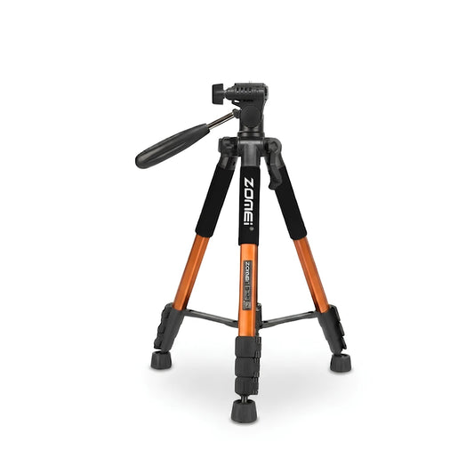 Trépied téléphone orange et noir 140 cm avec grips en mousse noirs, rotule panoramique et poignée de réglage sur fond blanc